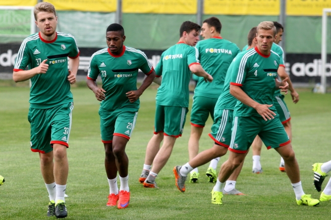 Piłkarze Legii wznowili treningi w Warszawie