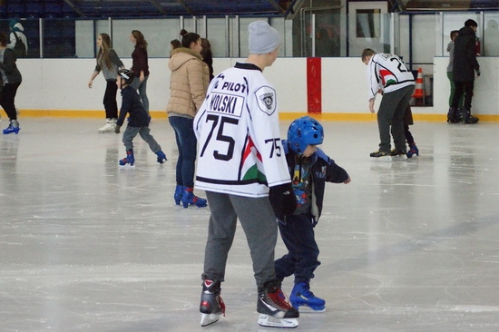 Hokej: Legioniści uczyli dzieciaki z domów dziecka jazdy na łyżwach