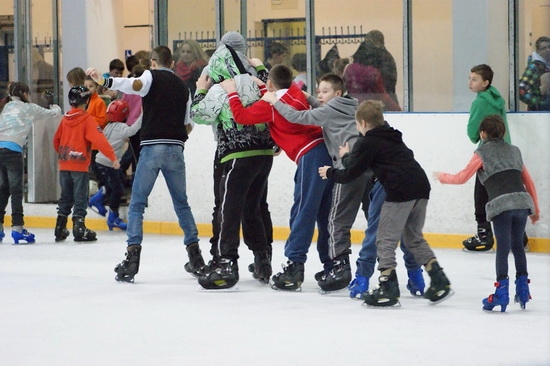 Hokej: Legioniści uczyli dzieciaki z domów dziecka jazdy na łyżwach