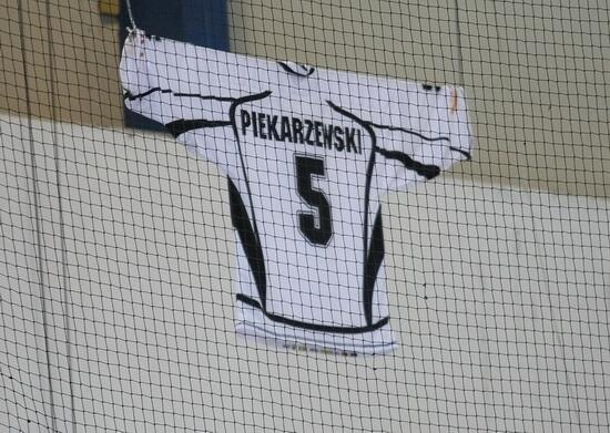 News: Hokej: Koszulka Piekarzewskiego zawisła nad lodem