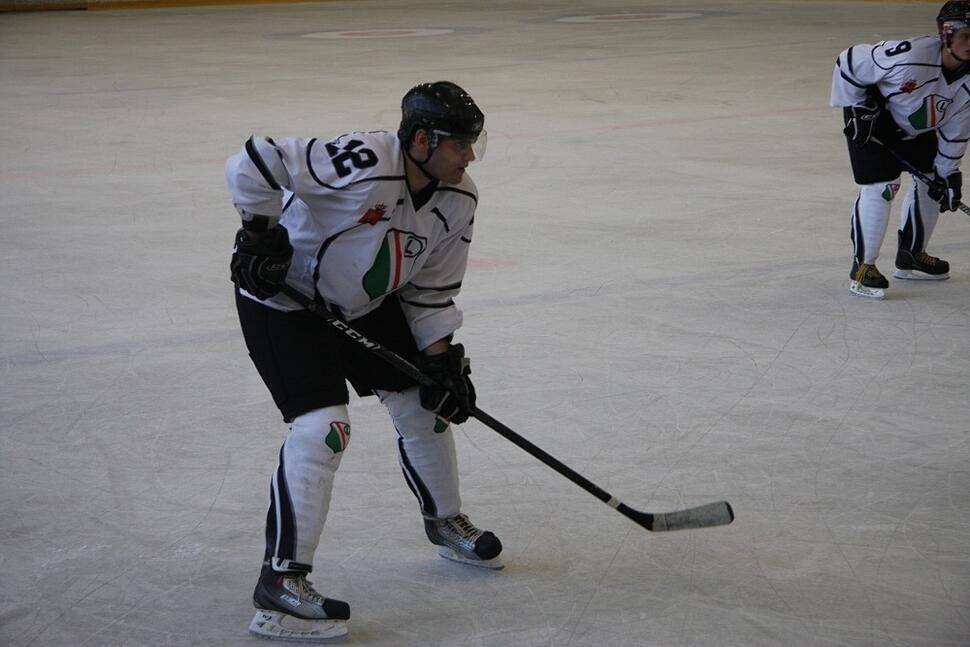 News: Hokej: Przegrana z liderem w Katowicach