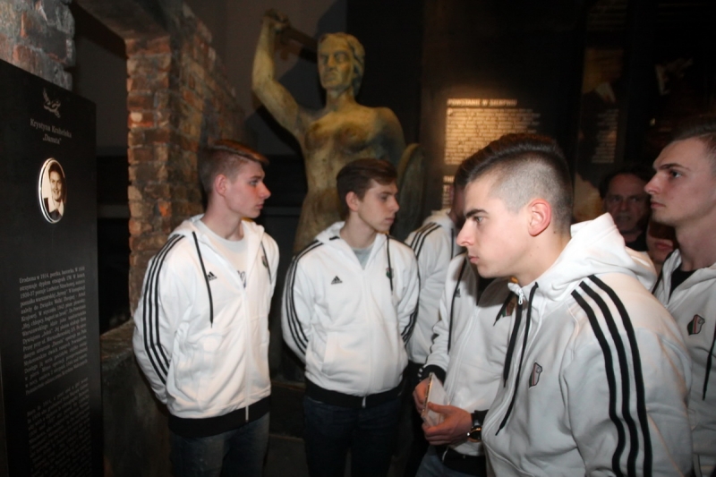 Galeria: Piłkarze rezerw Legii zwiedzili Muzeum Powstania Warszawskiego