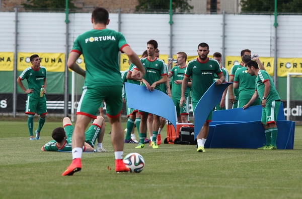 Pierwszy trening piłkarzy Legii z Piechem w tle