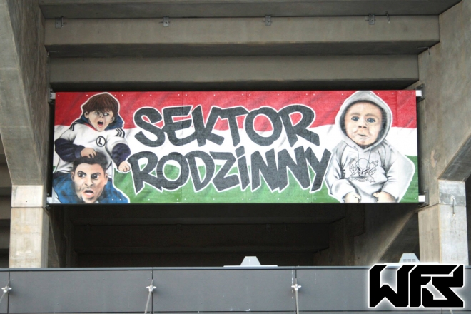 Nowe graffiti na trybunie południowej i w sektorze rodzinnym