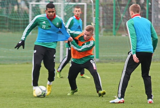 Dossa Junior wrócił do treningów, na razie tylko biegał