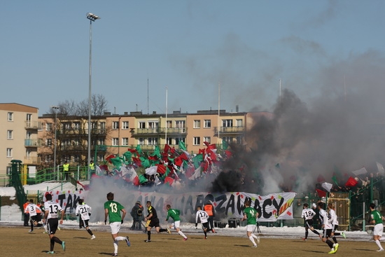 Oprawa i doping kibiców w Grudziądzu - WIDEO