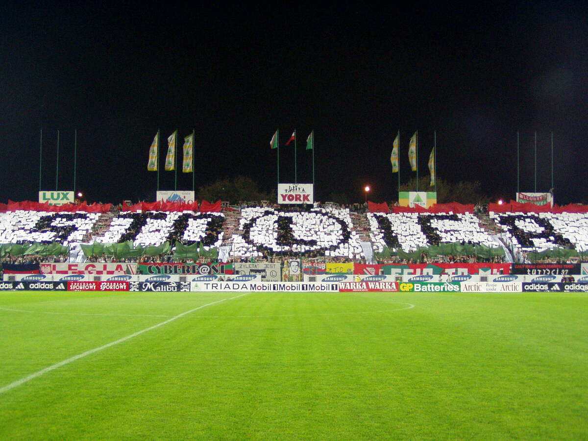 Stolica - kartoniada przed meczem Legia - Wisła w 2003 roku.